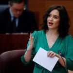 La presidenta regional, Isabel Díaz Ayuso, durante su intervención en el pleno de la Asamblea que reanuda este viernes en una de la sesión reducida la sesión telemática del jueves, suspendida por problemas técnicos.