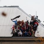 AME5469. BUENOS AIRES (ARGENTINA), 24/04/2020.- Internos de la cárcel de Villa Devoto se amotinan para pedir medidas que les permitan enfrentar el coronavirus, este viernes en Buenos Aires (Argentina). Un grupo de presos se amotinó este viernes en la cárcel de Villa Devoto, con motivo de la pandemia del COVID-19, para reclamar que se les permita acceder al régimen de arresto domiciliario, informaron a Efe fuentes oficiales. EFE/ Juan Ignacio Roncoroni