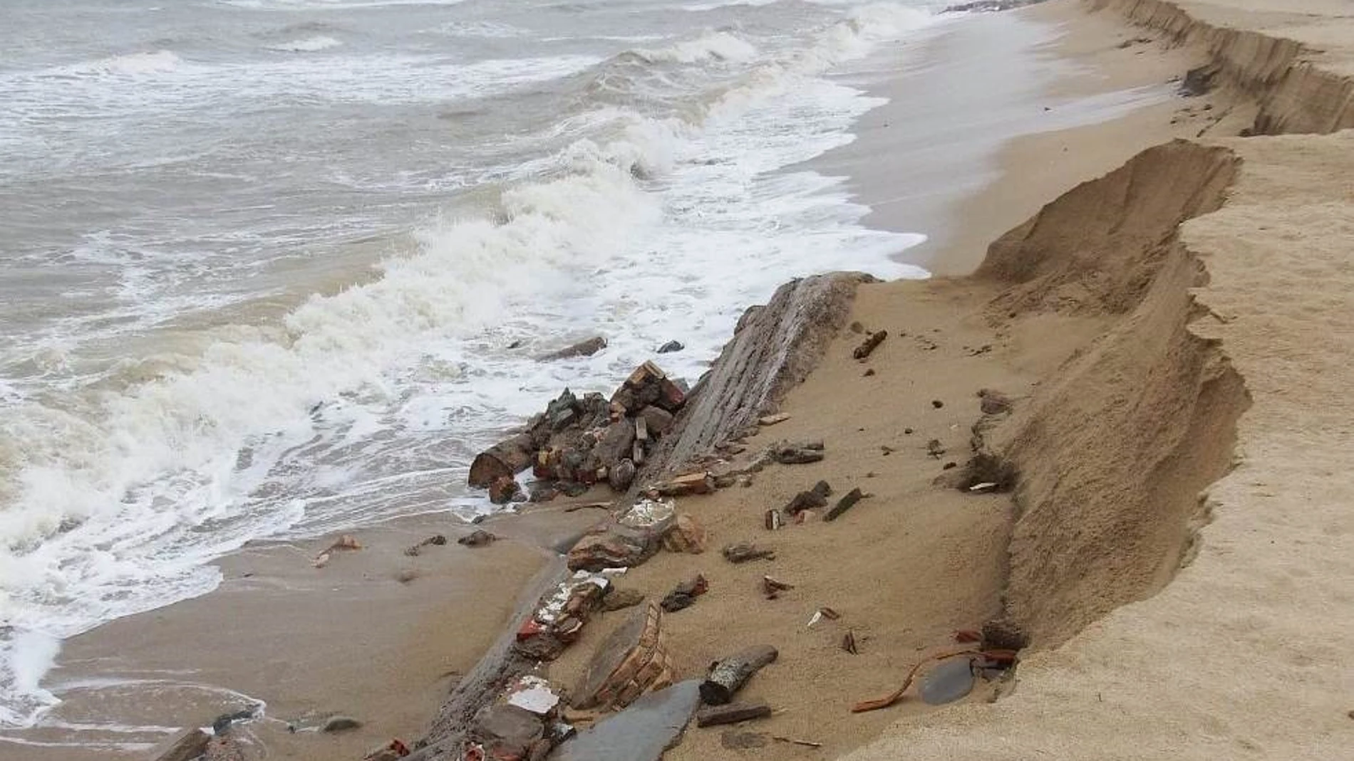 Cornavirus.- El temporal en Badalona (Barcelona) deja al descubierto antiguas edificaciones en la playa