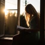 8 libros que te harán feliz esta cuarentena.