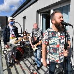 El grupo de música polaco 'Band Big Joe Cover' actúa desde el balcón.