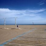 El confinamiento al que obliga el decreto de estado de alarma deja esa inusual imagen de la playa de Las Arenas de Valencia, donde el tiempo despejado y soleado ha subido las temperaturas por encima de los veinte grados en este sábado cuadragésimo segundo día de confinamiento