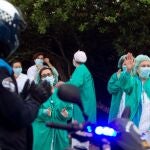 Personal sanitario del Hospital del Meixueiro en Vigo agradecen este domingo los aplausos de los vecinos y los miembros de la Policía Municipal por su labor en la lucha contra el coronavirus