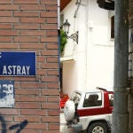 Algunas placas con referencias al régimen de Franco, en este caso el fundador de la Legión o el propio «Caudillo»