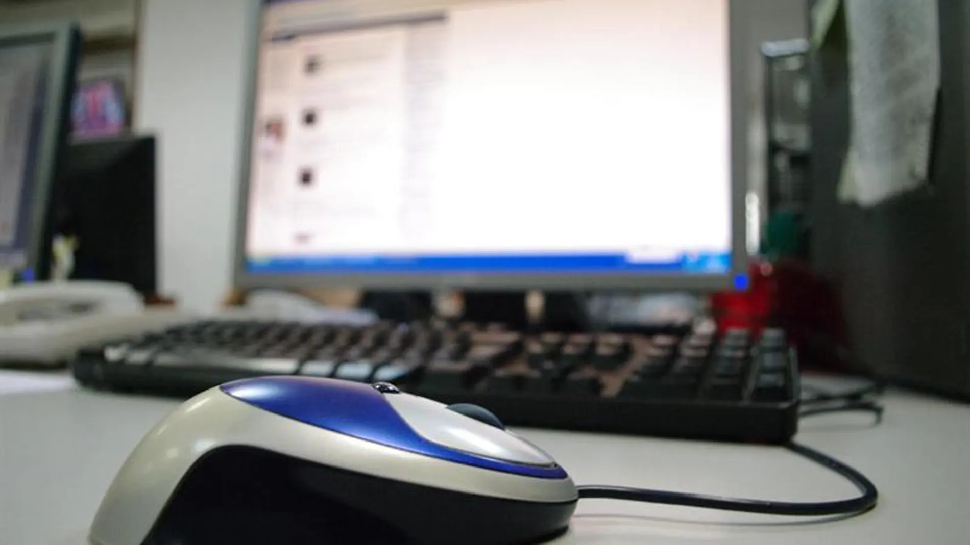 Policía Foral recomienda operar en plataformas fiables y desconfiar de grandes descuentos en las compras 'on line'