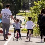 Un matrimonio y sus hijos pasean por la gran vía de Murcia