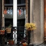VIsta de varias mascarillas sanitarias hechas a mano mientras se secan en un apartamento cercano a París