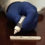 Sanitarios realizan test de diagnostico de la COVID-19