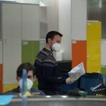 Varios funcionarios trabajan en una oficina