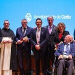Michael Robinson cuando recogió el título de Hijo Adoptivo de Cádiz