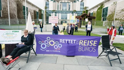 Representantes de agencias de viajes en una concentración frente a la Cancillería en Berlín en protesta por las restricciones impuestas por el Gobierno alemán