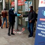 Un voluntario distribuye mascarillas en el metro de París