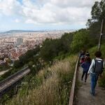 Un grupo de niños en el Parque de Collserola, un espacio que utilizará la Escola Els Xiprers EFE/ Alejandro García