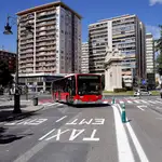 Un autobús de la EMT accede a la calle Colón de Valencia con su nueva configuración de doble carril segregado, de uso exclusivo para el transporte público, EMT y taxis.
