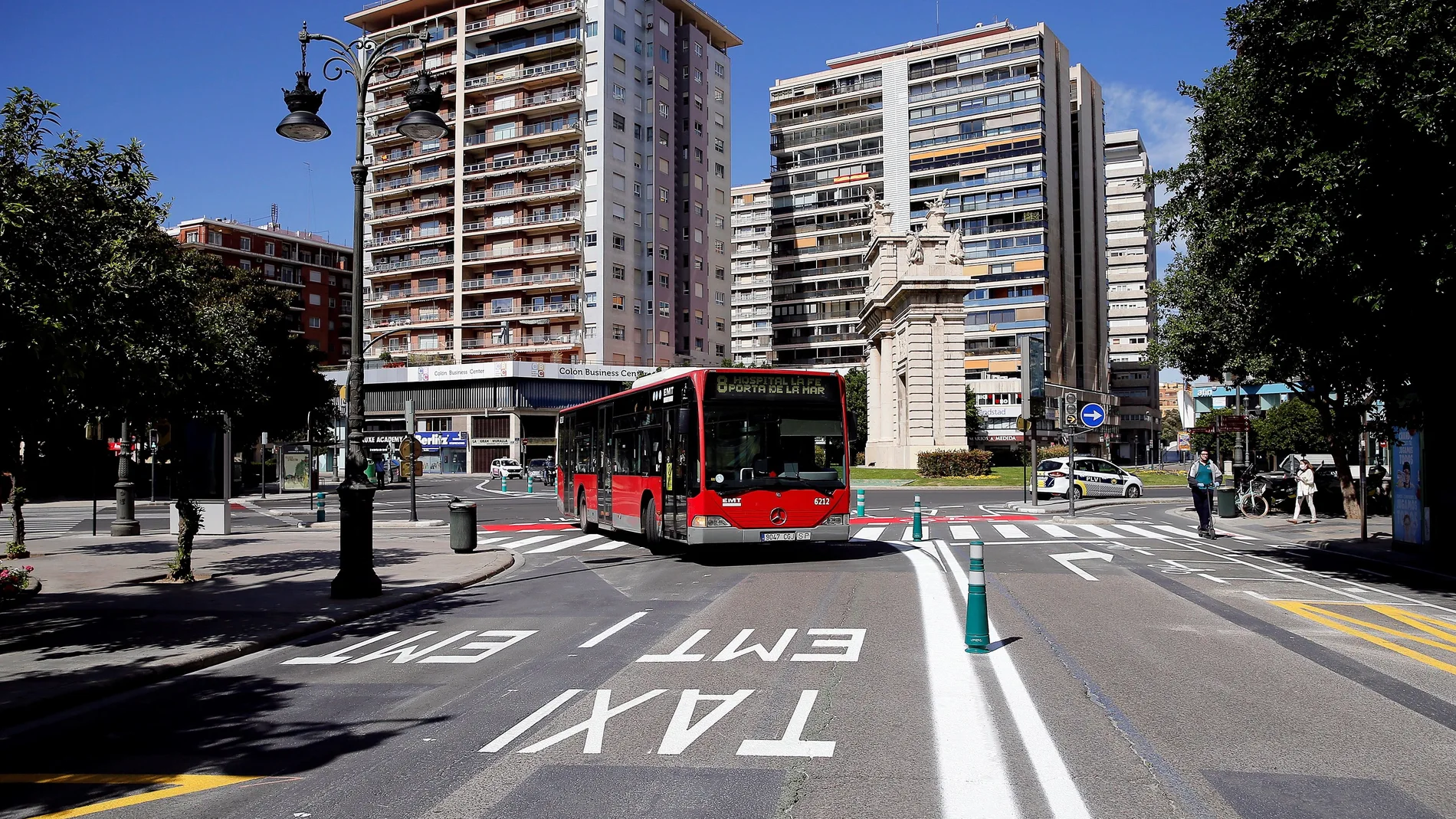 La calle Colón reabre al tráfico con el nuevo doble carril segregado de uso exclusivo para el transporte público