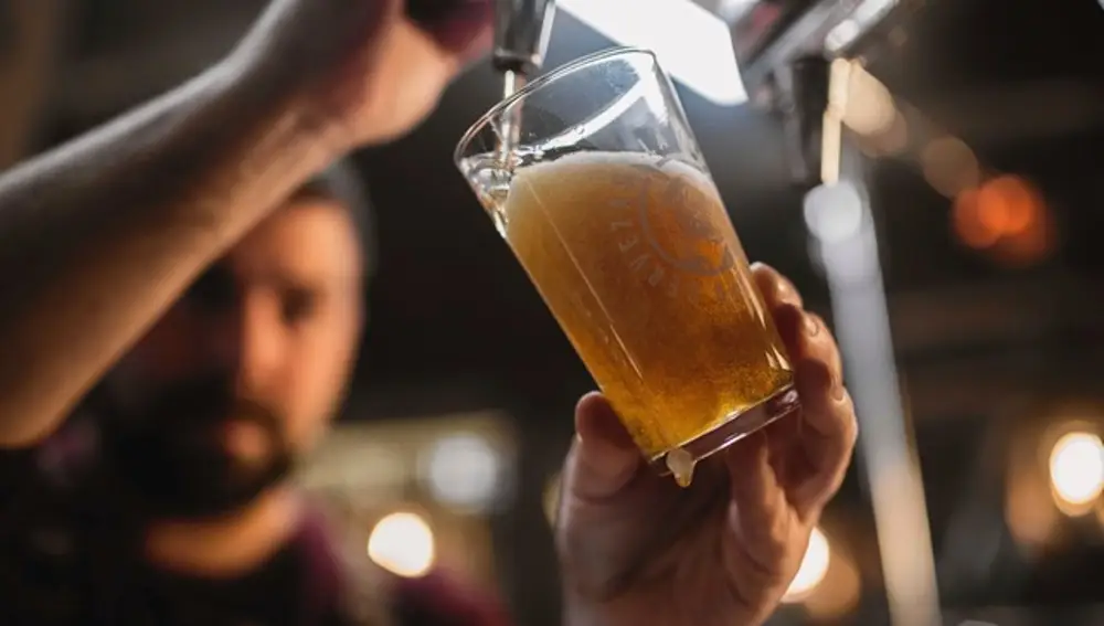 Un camarero sirviendo una cerveza