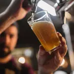 Un camarero sirviendo una cerveza