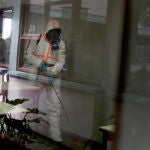 Soldados portugueses desinfectan un colegio en Lisboa