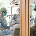 Médicos y sanitarios atienden a un paciente con Covid-19