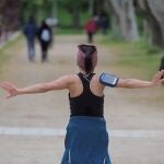 GRAF9265. VALLADOLID, 02/05/2020.- Numerosas personas han salido a hacer deporte en Valladolid. Miles de españoles salen este sábado por primera vez desde que se decretó el estado de alarma a hacer deporte y a pasear cuando la séptima semana de confinamiento llega a su fin, aunque lo harán con limitaciones. EFE/R. GARCÍA