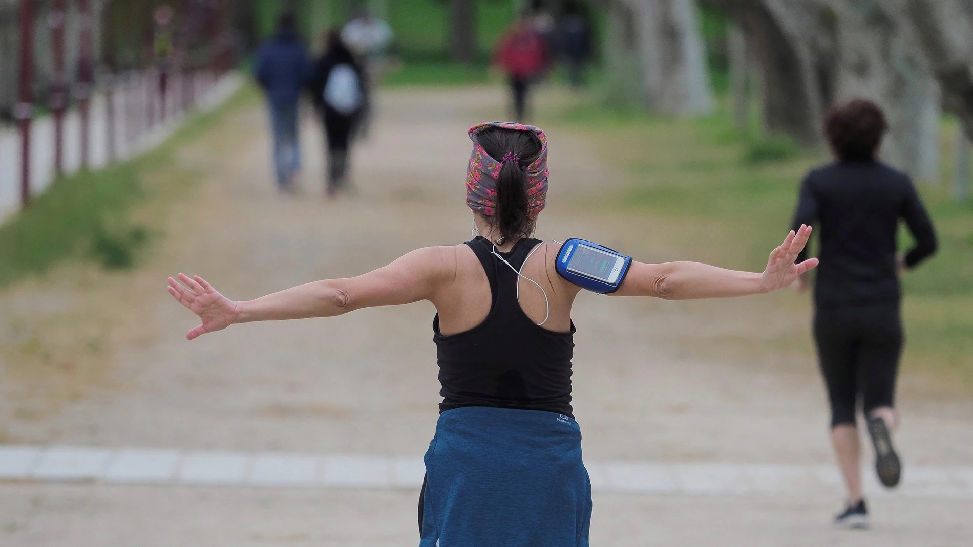 Miles de españoles salen por primera vez, desde que se decretó el estado de alarma, a hacer deporte y a pasear