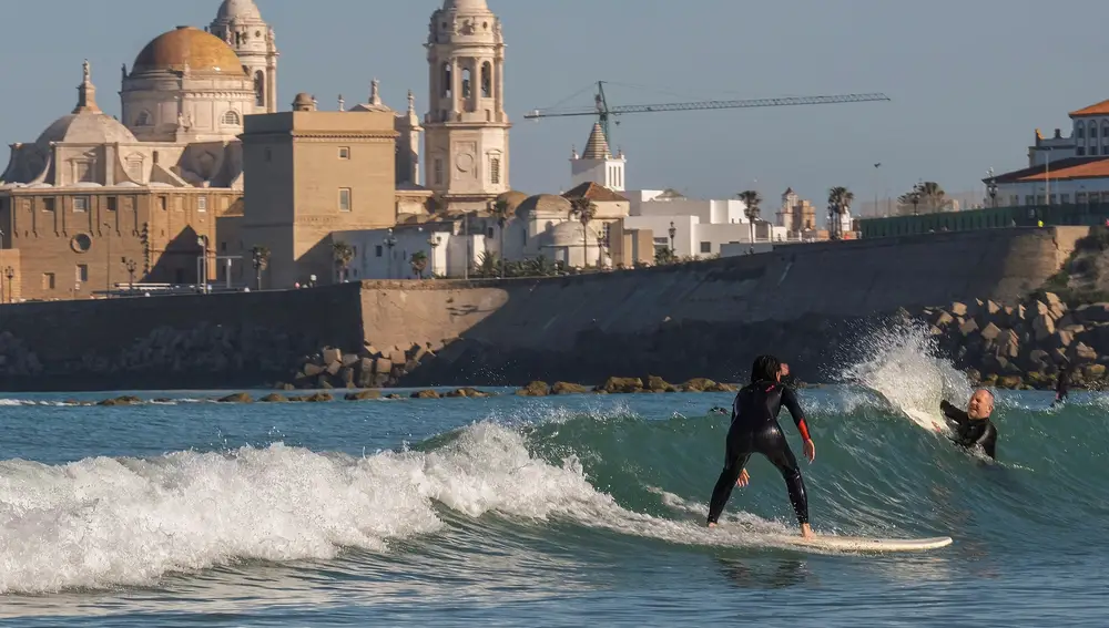 CÁDIZ, 02/05/2020.-Unos surferos en la gaditana playa de Santa María del Mar después de que el gobierno permitiera salir a practicar deporte. EFE/Román Ríos