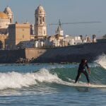 CÁDIZ, 02/05/2020.-Unos surferos en la gaditana playa de Santa María del Mar después de que el gobierno permitiera salir a practicar deporte. EFE/Román Ríos