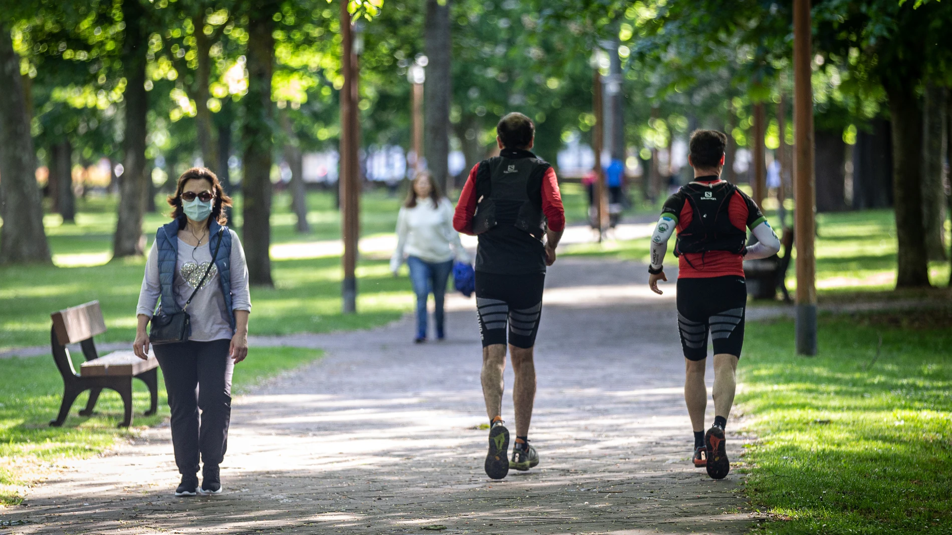 Adultos salen a pasear en Álava (País Vasco)
