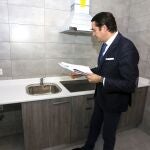El consejero de Fomento y Medio Ambiente, Juan Carlos Suárez-Quiñones, visita una vivienda rehabilitada destinada a alquiler social