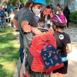 Alumnos a la puerta de un colegio