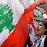 Una manifestante en la plaza Al Nour de Trípoli contra la muerte de Fawas Al Samman por disparos del Ejército