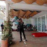 Javi, uno de los sintecho que vive estos días en la terraza de un restaurante y un hotel ubicado en primera linea de la playa de la Malvarrosa cedida por la propietaria para que pasen en ella estos días de obligado confinamiento.