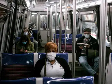 Vagón de Metro en París Testing of new access systems in Paris metro line during coronavirus pandemic