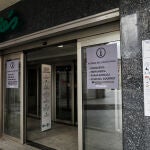 Entrada a uno de los centros de El Corte Inglés, que ahora sólo puede abrir determinados servicios