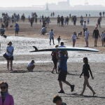 Cientos de personas en Wellington Point, en la playa de la ciudad australiana de Brisbane, después de que el Gobierno haya relajado las medidas de confinamiento