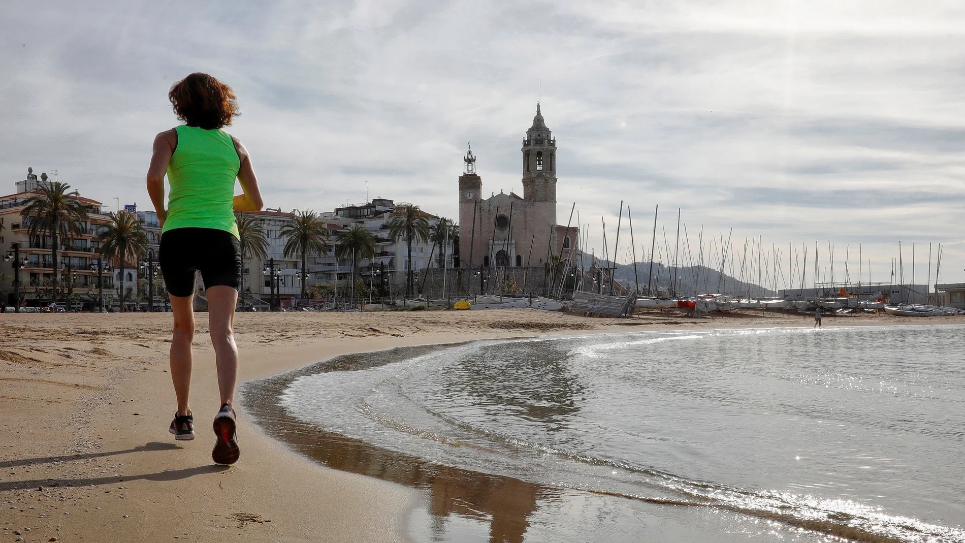 Sitges abre sus playas para pasear y hacer deporte