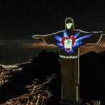 AME7461. RIO DE JANEIRO (BRASIL), 03/05/2020.- El Cristo Redentor de Río de Janeiro luce una máscara proyectada en su rostro para concienciar a la población de la importancia de su uso durante la pandemia de coronavirus este domingo, en Río de Janeiro (Brasil). EFE/Antonio Lacerda