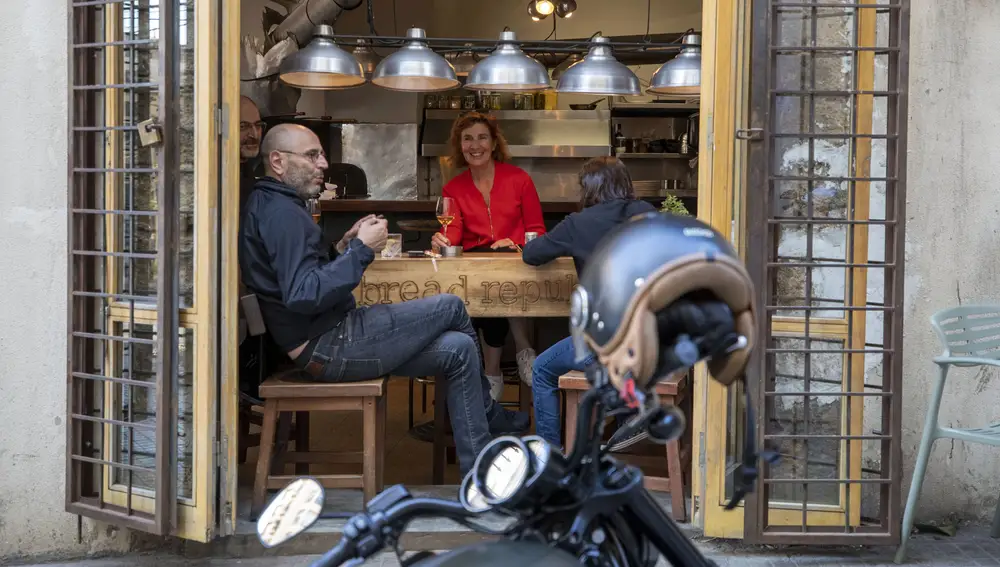 Unos clientes se toman algo en un restaurante de Beirut