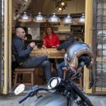 Unos clientes se toman algo en un restaurante de Beirut