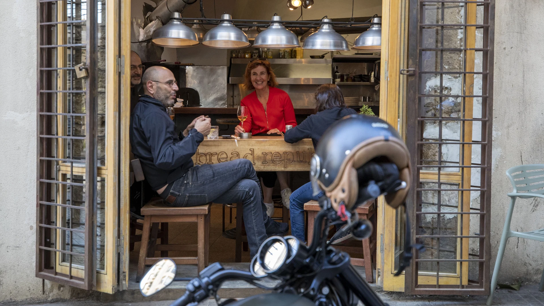 Unos clientes se toman algo en un restaurante de Beirut