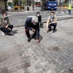 El alcalde de Valencia, Joan Ribó (2i), la vicealcaldesa, Sandra Gómez (i) , el vicealcalde Sergi Campillo (2º d) y el concejal de Movilidad, Giuseppe Grezzi (d), visitaron el lunes las obras para la peatonalización de la plaza del Ayuntamiento de Valencia, donde han aparecido las antiguas vías del tranvía