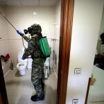 Varios militares desinfectan una residencia en Segovia