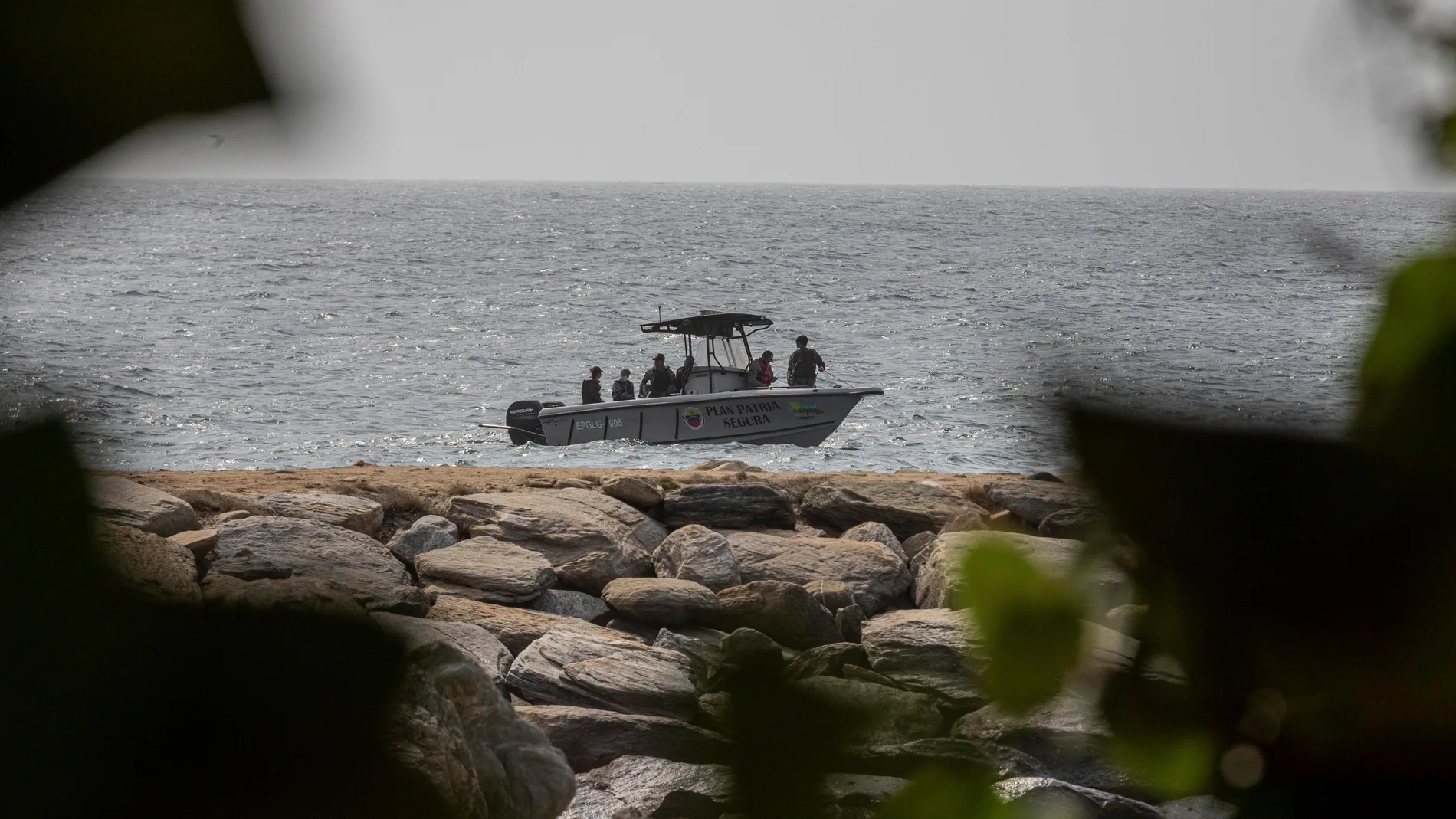 Gobierno venezolano, crecido tras tímido ataque que oposición ve como montaje