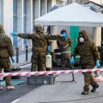 Miembros del Ejercito de Tierra realizan labores de desinfección en una residencia de Barcelona. EFE/Quique Garcia