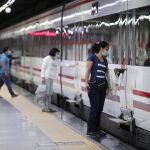 Pasajeros con mascarilla en la estación de cercanías de Nuevos Ministerios