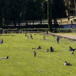 Gente disfrutando del parque y el sol en Villa Borghese, en Roma