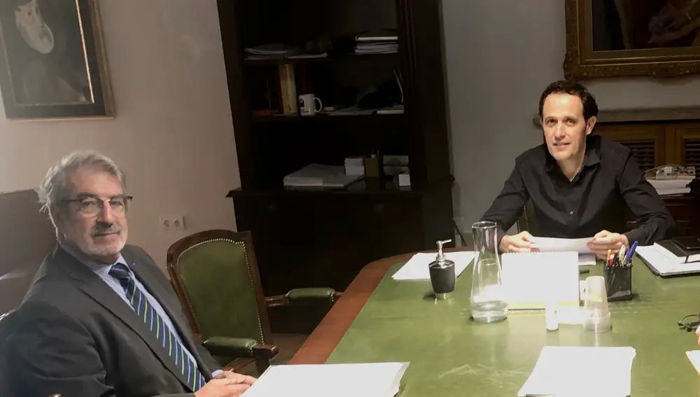 Reunión del presidente de la Diputación, Conrado Íscar (derecha) con el doctor Ortiz de Lejarazu (izquierda).