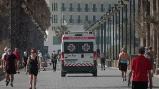 Imagen de una ambulancia en la playa de Valencia Coronvirus desescalada