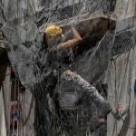 Un obrero trabajando con mascarilla en una construcción de Sevilla durante el estado de alarma