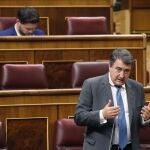 El portavoz del PNV en el Congreso de los Diputados, Aitor Esteban, interviene desde su escaño durante el pleno del Congreso, en presencia de Gabriel Rufián (ERC)